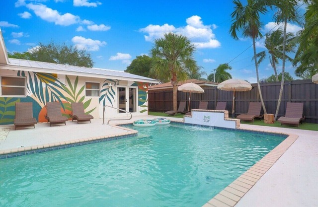 Family Friendly. Game Room. Heated Pool. Waterfall. Sleeps 10. Central Location
