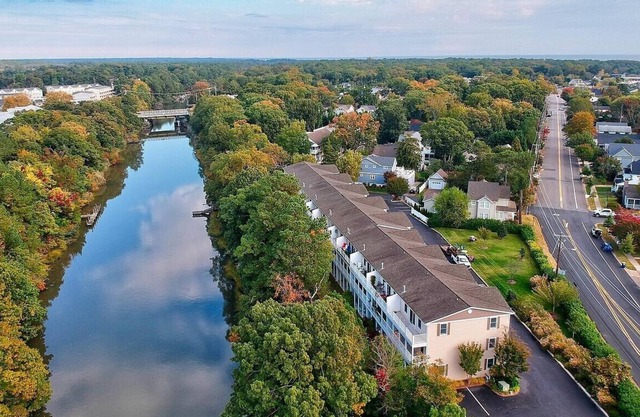 Family friendly, east of route 1, and walkable to town & beach