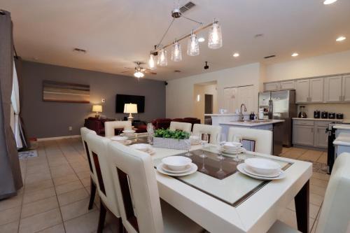 Family Friendly Vacation Home - Large Pool & Spa - Large Sunny Patio - Game Room - 13 Miles to Disney