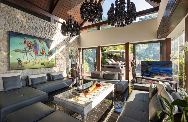 “Family-Friendly Villa Yin Spacious Retreat with Infinity Pool”