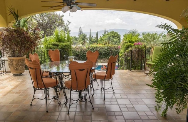 Family Friendly Villa w. Solar Heated Pool & free WiFi.