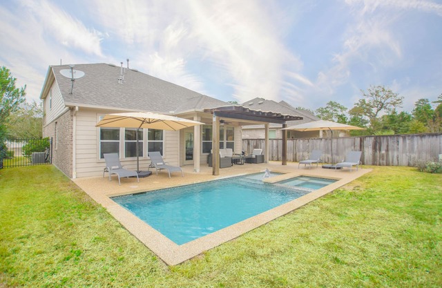 Family friendly w/beautiful pool, SPA, and BBQ terrace!
