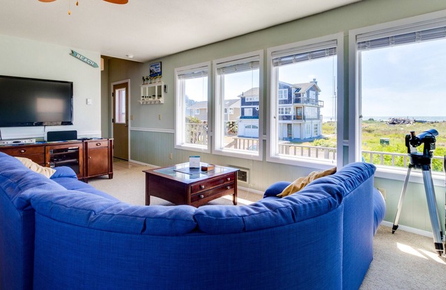 Family-Friendly Waterfront Home w/Free WiFi, Sauna, Kayaks & Beach Chairs