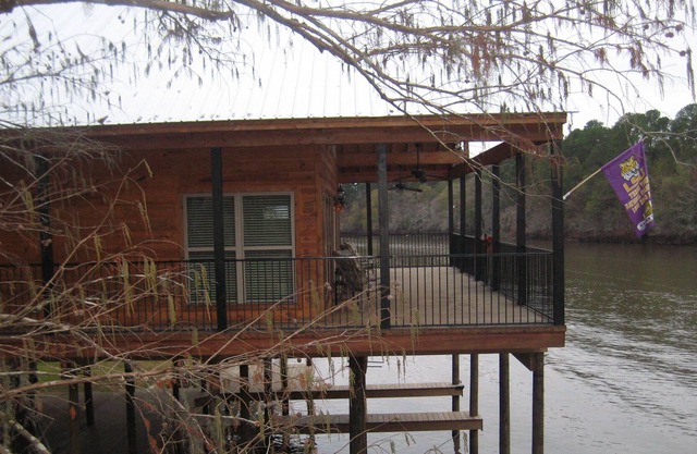 Family Friendly Waterfront River House "DOWN BY THE LAZY RIVER"