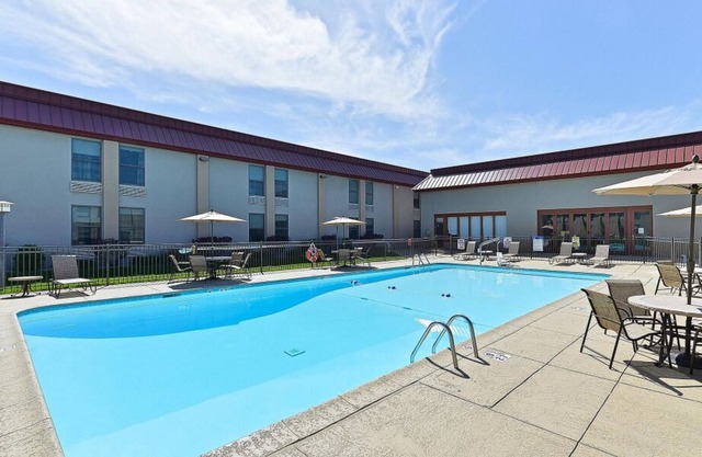 Family & Friends Getaway! 4 Comfortable Units, Outdoor Pool, FREE Parking!