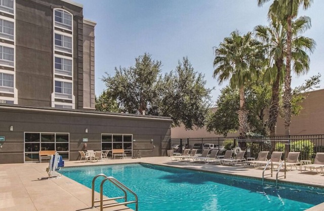Family Fun! 3 Units Near Near Milam Square, Pool, FREE Parking, FREE Bfast!