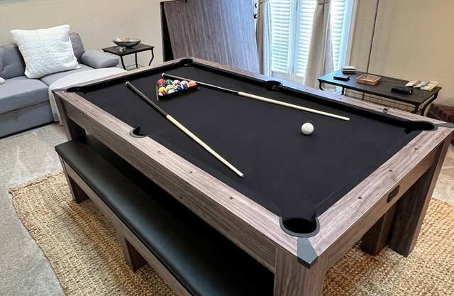 Family Fun! Games, 1G Fast WiFi, 1 King, 2 Queens, & Sofabed, Sleeps 8 in Rogers
