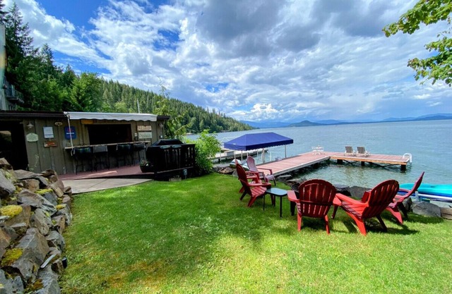 Family Fun Lake Cabin With Hot Tub and Private Dock