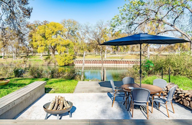 Family Fun on Guadalupe River w/kayaks, grill and dock! Minutes from Downtown