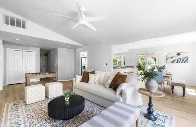 Family Fun Retreat: 4 bedrooms, Garden, Foosball, Dog Friendly