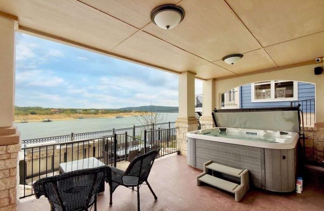 Family Game room Hot Tub Dock fish/swim LakeTravis