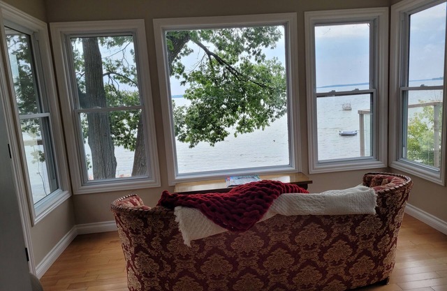 Family Getaway On Lake Couchiching - Cumberland Beach