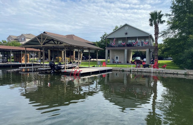 Family Getaway - LBJ Waterfront - Beautiful Lake Views - Game Room - Boat Dock