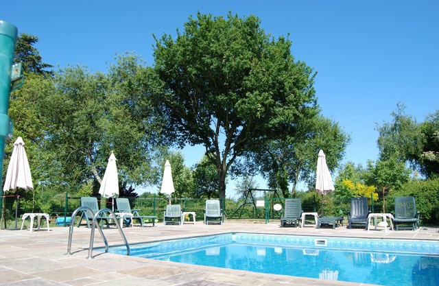 Family Gite, private heated pool, 5 bedrooms, 5 bathrooms, jacuzzi, sleeps 12
