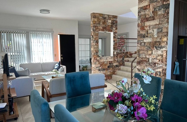 Family home: 2 pools, private gym, parking x2 - 6 min downtown, near venues