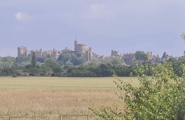 Family Home, beautiful view of Windsor Castle, 5 minute walk to shops and River
