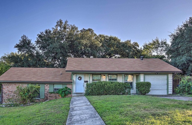 Family Home, Halfway Between Airport & Dtwn