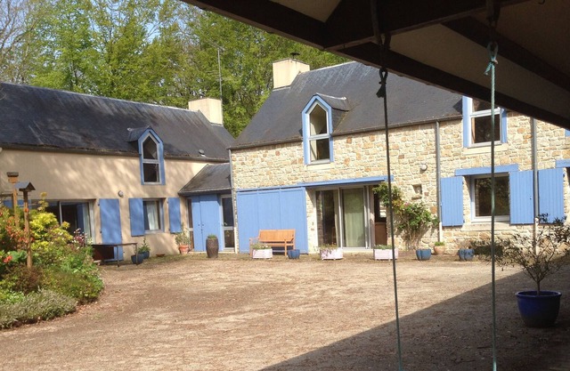 Family home in wooded park max 12 people. 25mn from beaches
