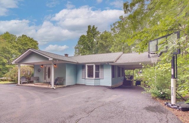 Family Home w/Game Room! 1 Mi to Dale Hollow Lake