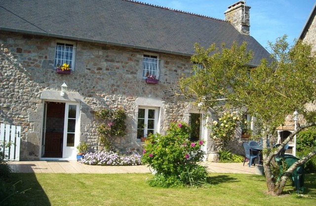 Family home with enclosed garden, Wifi and garage in Orval sur Sienne