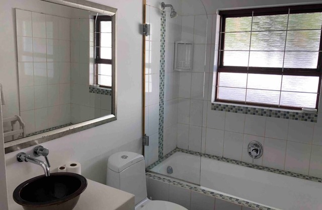 Family Home with pool, Sleeps 6 and Pet Friendly