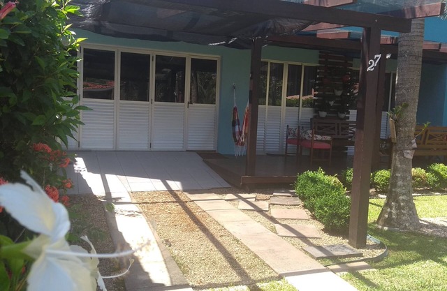 FAMILY HOUSE 230M FROM THE SEA, 4 SUITES WITH AIR, WI-FI, SINUNE IN CONDOMÍNIO CLOSED