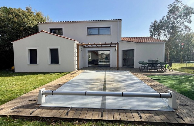Family house, garden and pool, near beaches