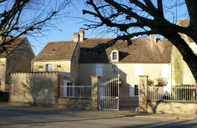 Family house, indoor unheated swimming pool, sauna and garden near Falaise