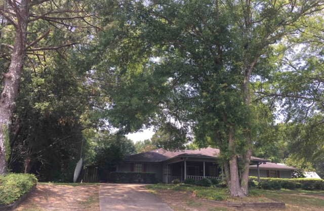 Family House spaciously sleeps 12+/5 bedrooms/3.5 baths/near MSU & downtown