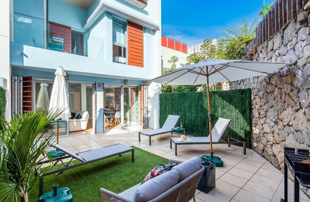 Family house with patio and communal pool