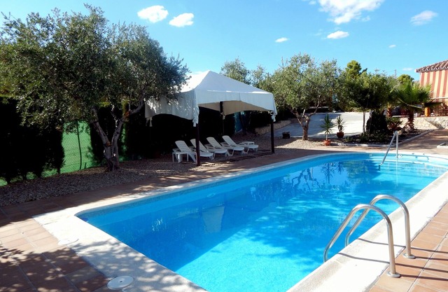 FAMILY HOUSE WITH POOL AND PADDLE TRACK