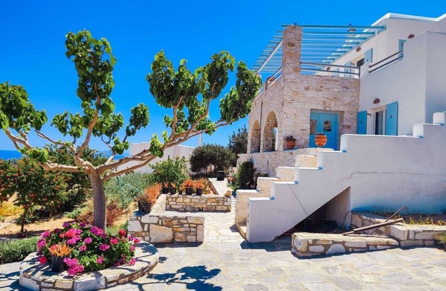 Family house with spectacular sea view 10 min from the beach