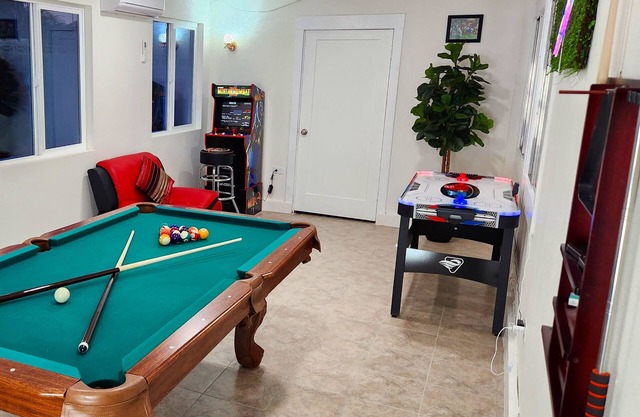 Family Largue House: Slide, Game Room & Jacuzzin