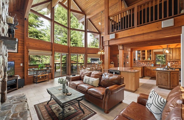 Family Lodge: 9 Min to Donner Lake w/EV Charger, Games, Large Decks & Bunk Room