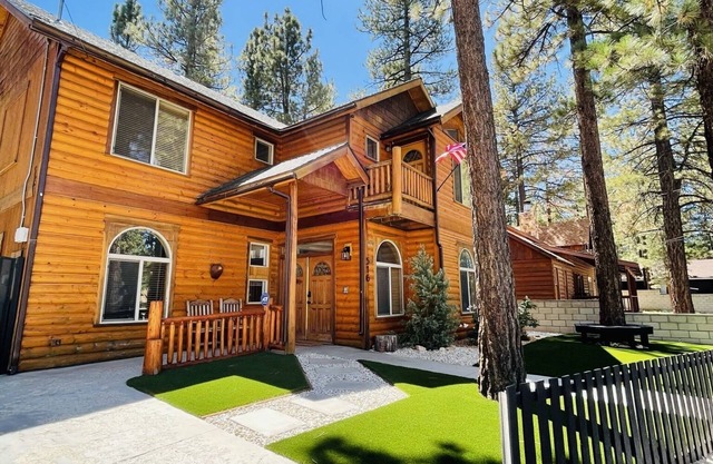 Family Modern Cabin w/Game Room+Hot Tub+BBQ