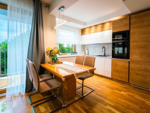 FAMILY NEST Premium 2 bedroom & Parking by stayly