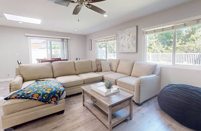 Family Oasis: Modern & Cozy Pet-Friendly Home. Close to Disney