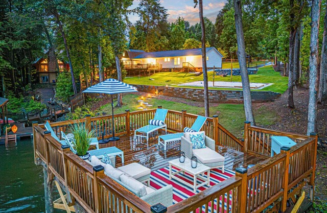 Family Oasis w/Game Barn, Hot Tub, Kayaks, Pets OK