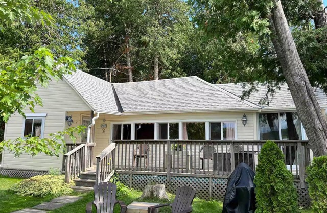Family Pet Friendly Lakeside Cottage for 8 with Boat Firepit BBQ and Swimming