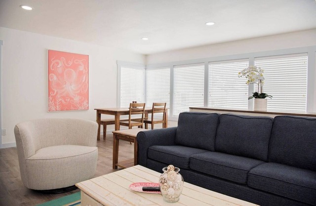 Family/pet friendly home, sleeps 6. Hot tub, beach, Promenade, dining, shopping- walkable