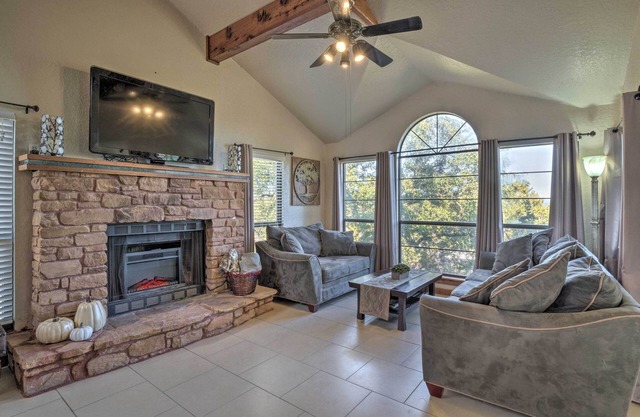 Family & Pet Friendly LAKE TRAVIS Retreat! DEER/Golf/Pickleball/BOATS welcome!