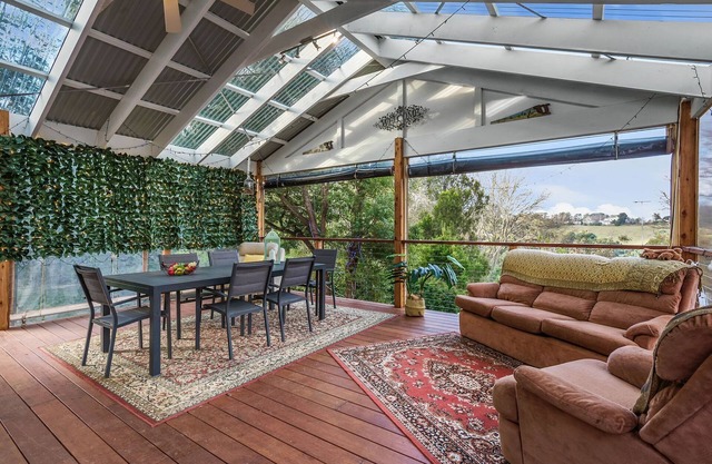 Family & Pet Friendly - walking distance to town