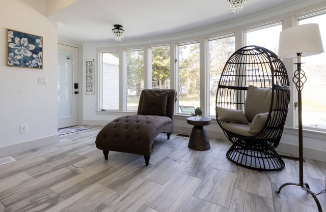 Family poolside retreat- 8 mins to Louisville