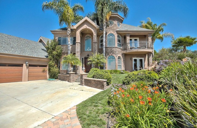 Family Resort at Home. Amazing Pool, Slide, Spa, BBQ, Fire Pit and Sports Court