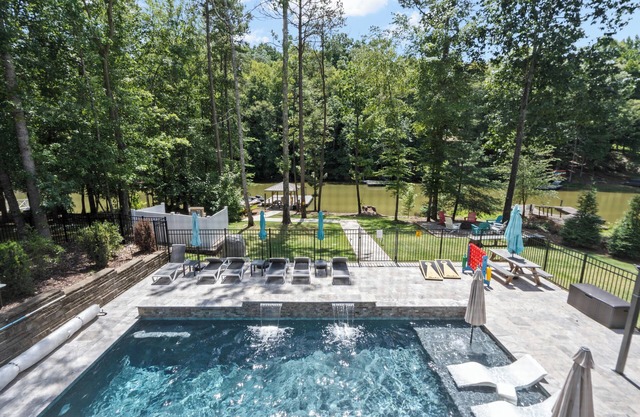 Family Resort! MINI GOLF, heated pool, lakefront, hot tub, game room & theater!