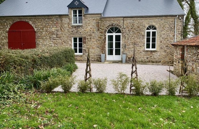 Family Retreat in Charming Renovated Cottage with Private Garden near Beaches