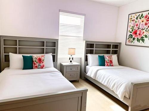 Family Retreat - Double Rooms shared bath-Luxury Club-Pool SPA-near Disney Parks with WiFi