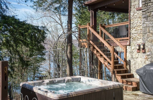Family Retreat, Private Lake Access w/Trail, Stunning Views, Kids Play Area, Hot Tub, WiFi & Games