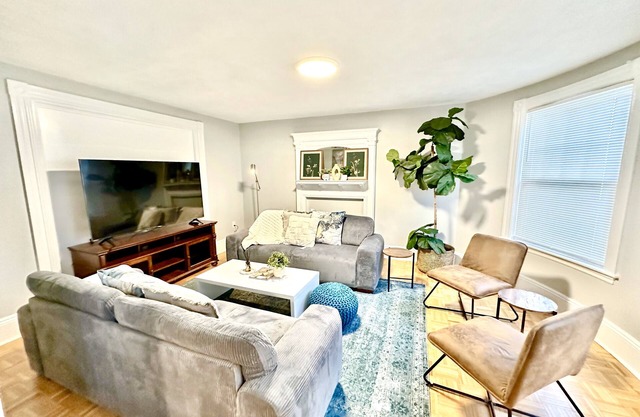 Family Retreat - Stunning 5BR-2BA with Parking/Near Savin Hill Station