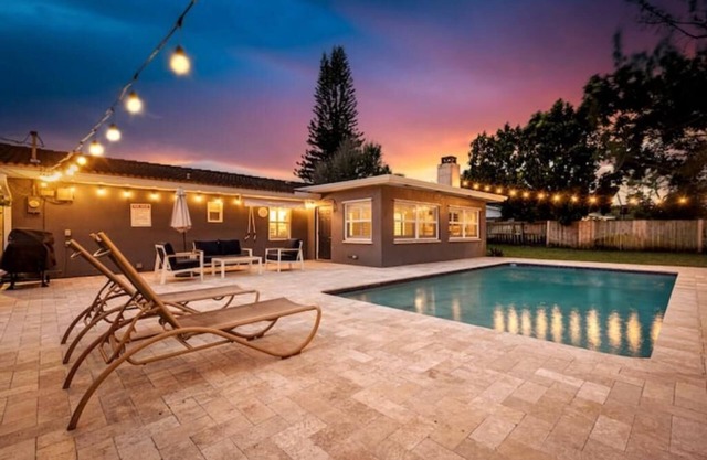 Family Retreat! Pool, Kid's Playroom, Piano, Huge Yard, Snowbirds Welcome!